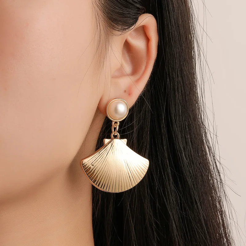 

1Pair European Exaggerated Shell Pearl Dangle Earrings Women Personality Beach Style Gold Silver Color Big Drop Earrings Jewelry
