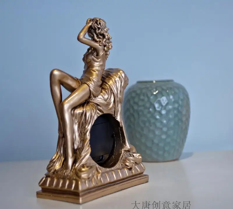 Clock sitting room European resin handicraft ornaments creative fashion decoration western female desk bedroom silent clock