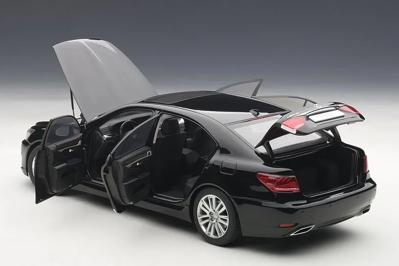 Литая классическая игрушка в подарок 1:18 Autoart Lexus LS600HL 2013 черный/серебристый/белый