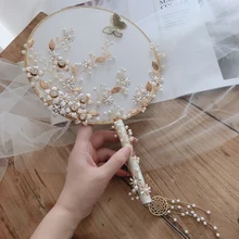 Китайский ветер невесты держа цветы китайский классический представление ручной вентилятор