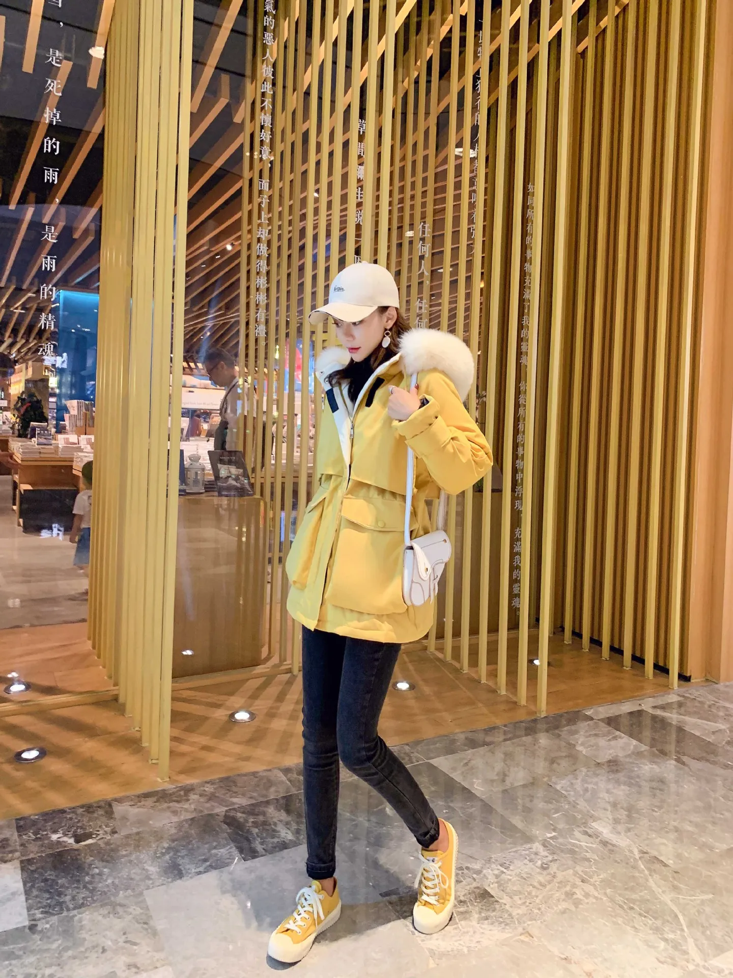 Стиль вне сезона корейско-Стиль записная книжка С ПЕРЕПЛЕТОМ с пуховые куртки Для женщин средней длины талии облегающие большой меховой воротник, плотная короткая куртка-высота