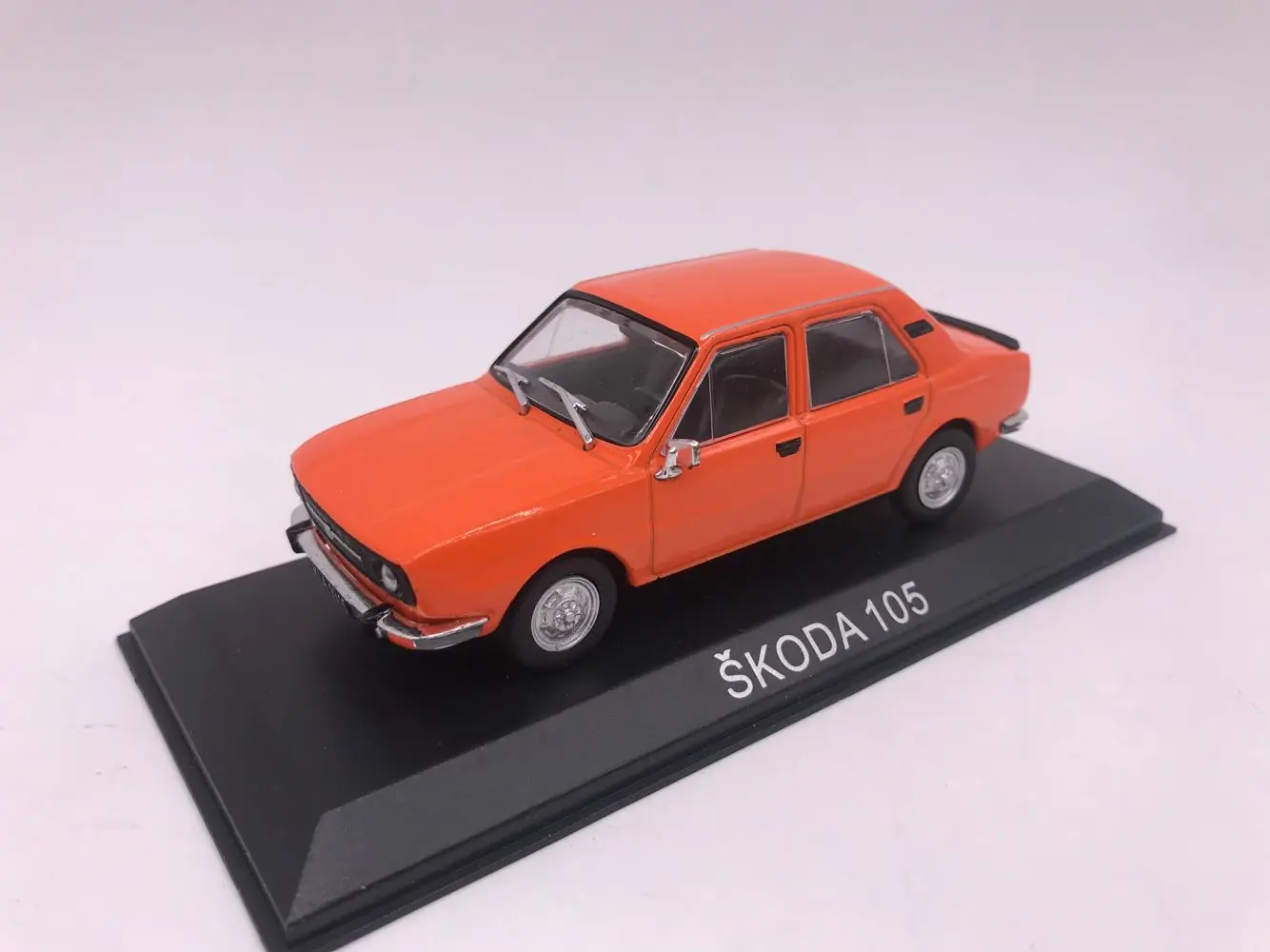 IX O 1:43 Skoda 105 бутик сплав автомобиль игрушки для детей модель детской игрушки подарок оригинальная коробка