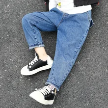 Джинсовые брюки для мальчиков; Новинка года; стильная детская одежда; сезон весна-осень; детские свободные повседневные брюки в Корейском стиле; универсальные брюки для детей