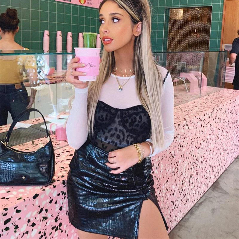 Женская мини юбка InstaHot пикантная черная офисная из искусственной кожи с разрезом