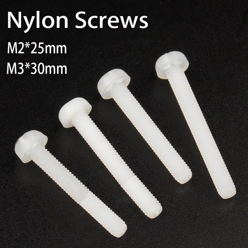 Vis nylon pour drone M2 M3 25mm 30mm disposées en rangées, montrant la différence de taille entre les deux longueurs.