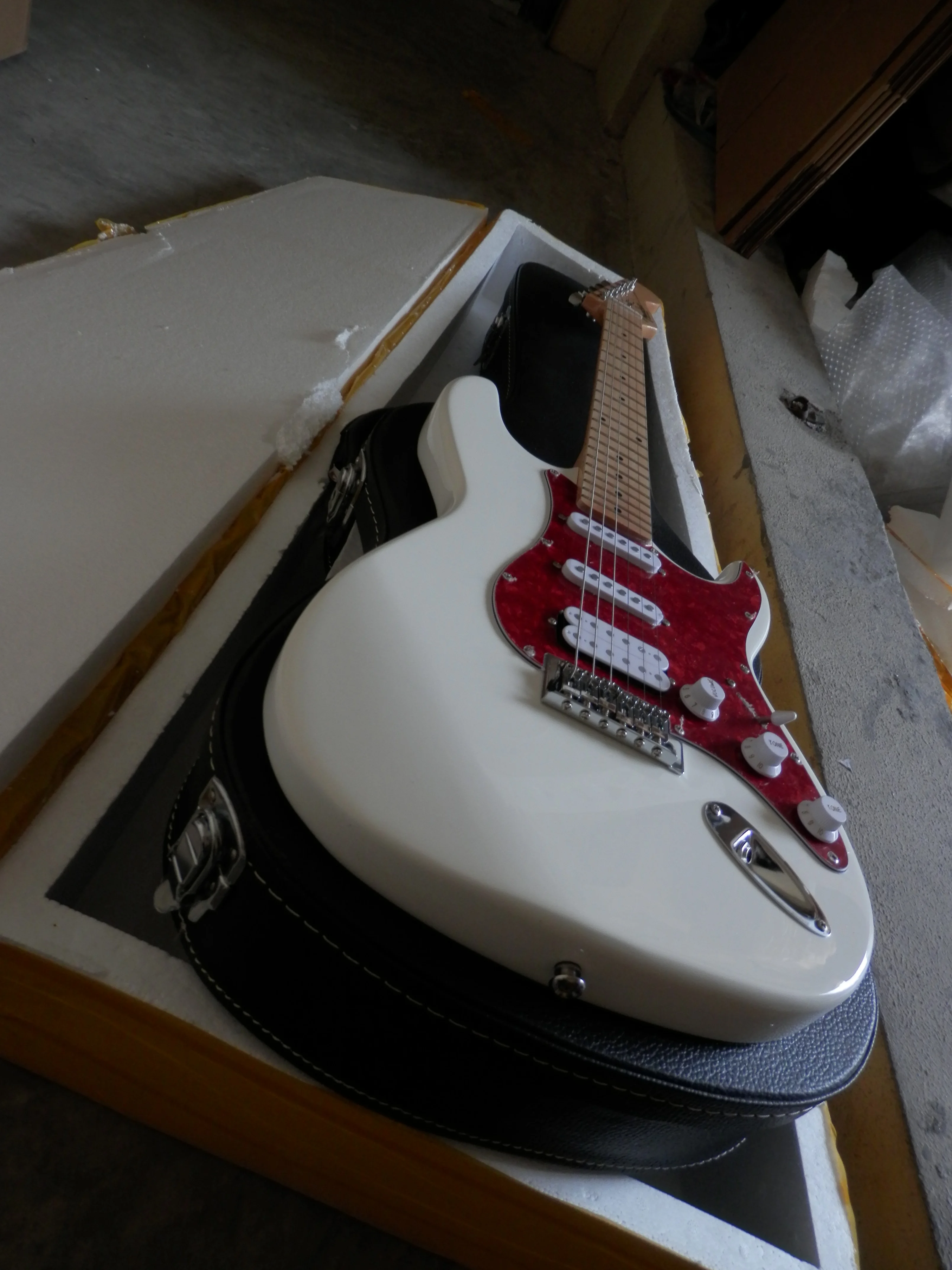 Высокое качество белый St электрогитара SSH пикап гитары s включая чехол 11yue8