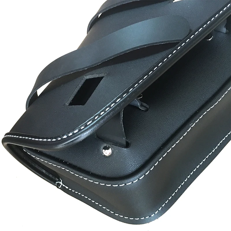 皮带拉扣款三角包主图5