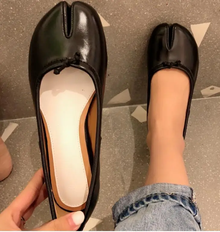 Европейский бренд; трендовые Стильные лоферы на плоской подошве; женские весенне-осенние туфли с острым носком в стиле таби-ниндзя; тапочки в Корейском стиле - Цвет: Черный