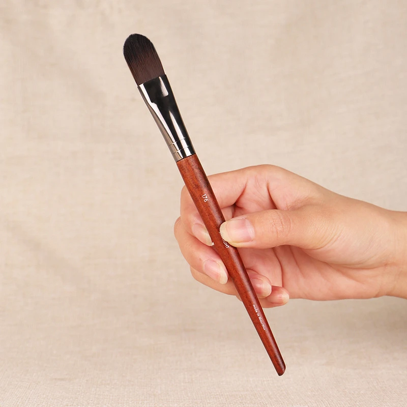 pointed concealer brush