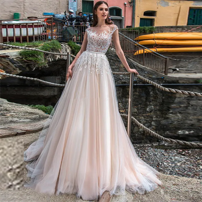 

Sheer Scoop Neck Short Sleeves A-Line Wedding Dresses Lace Appliques Sexy Backless Tulle Fashionable Bridal Gowns Spring Robe