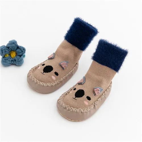 Для новорожденных, для маленьких девочек, для тех, кто только начинает ходить, зимние тапочки на мягкой подошве противоскользящая обувь с бахромой для малышей, для младенцев, для маленьких обувь из искусственной замши кожаная обувь - Цвет: Khaki Koala