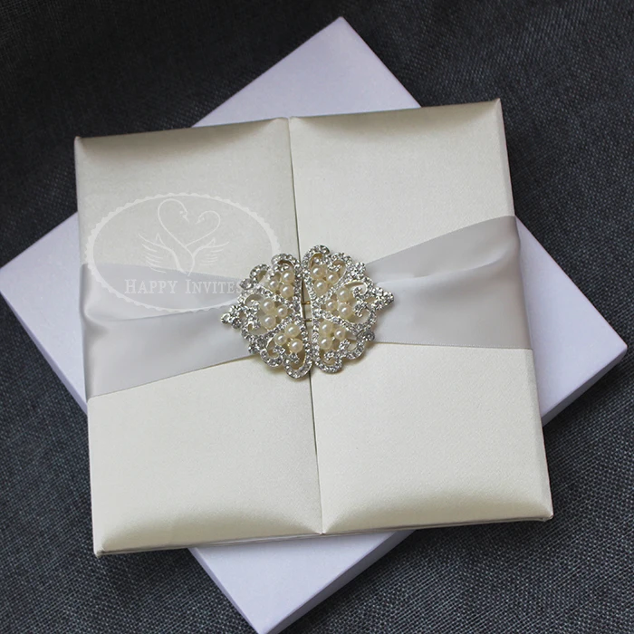 HI2003-05 Custom Gate-Fold Style Silk Folio Wedding Invitation with Ribbon and Brooch Factory Price More Colors Optional