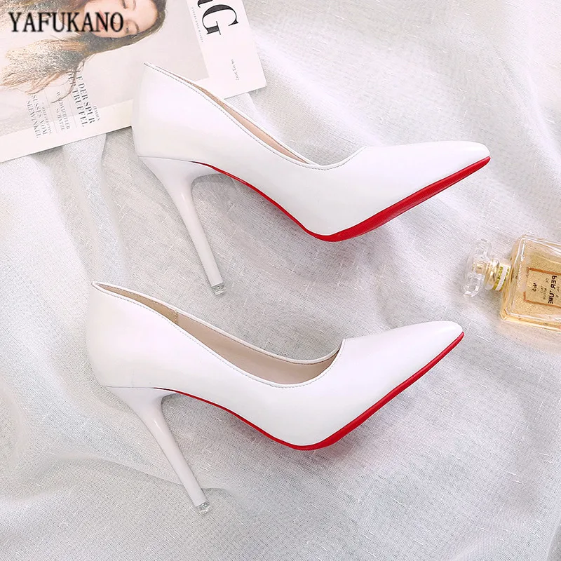 Zapatos de tacón alto de aguja con punta en pico para mujer, calzado de trabajo femenino, de charol, Sexy, para fiesta de boda, color blanco