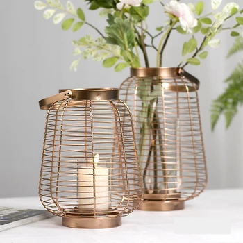 

Nordic Luxury Iron Golden Candle Holdr Retro Wind Lamp Metal Lanterns Wedding Hanging Bar Creative Table Decorations Home X6T
