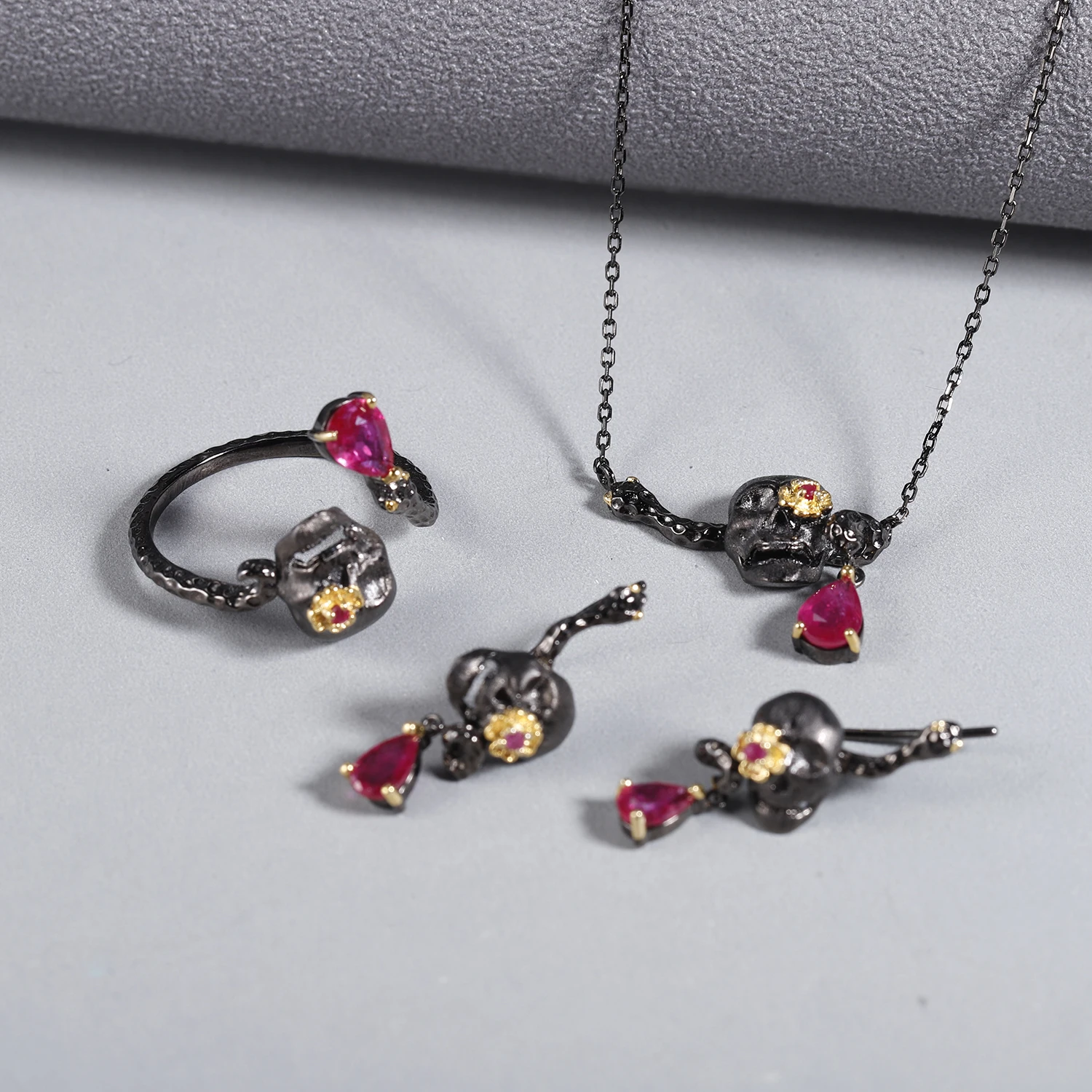 GEM'S балет 0.9Ct натуральный Buby подано со стеклом Хэллоуин ювелирные изделия 925 пробы Серебряный Череп смерти кулон ожерелье для женщин