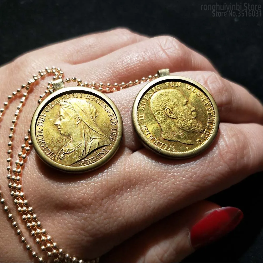 2pcs Gold Coin Mark Pendant Queen 
