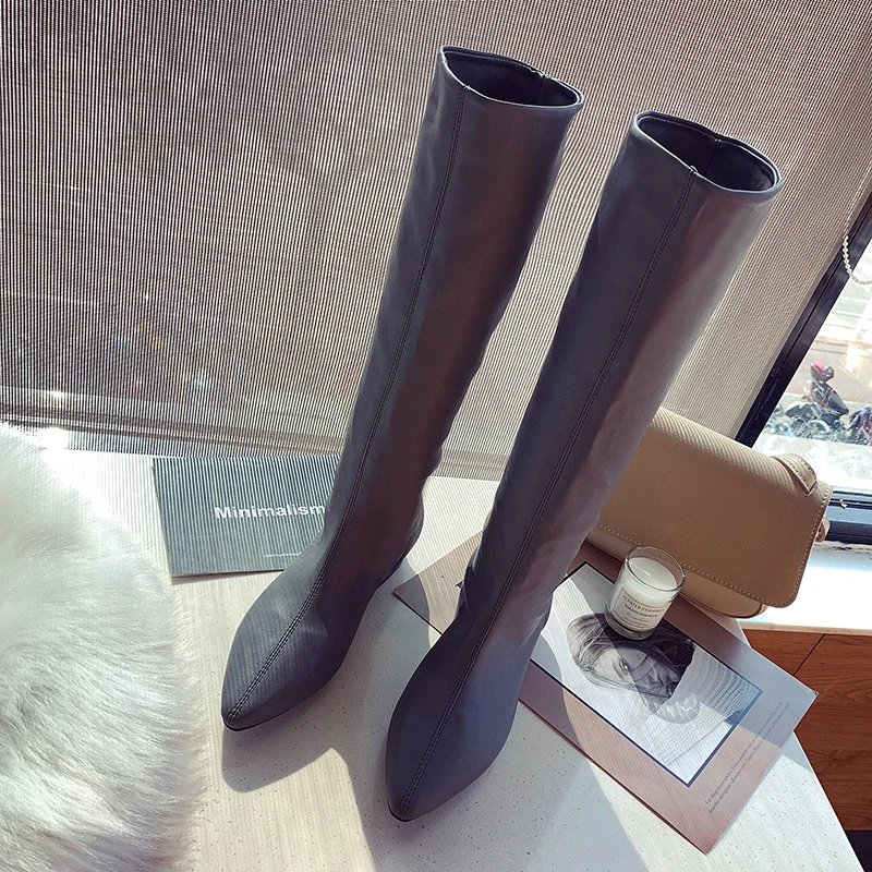 Дизайнерские Сапоги до колена из мягкой кожи женские зимние высокие сапоги с острым носком на низком каблуке рыцарские сапоги на плоской подошве - Цвет: Серый