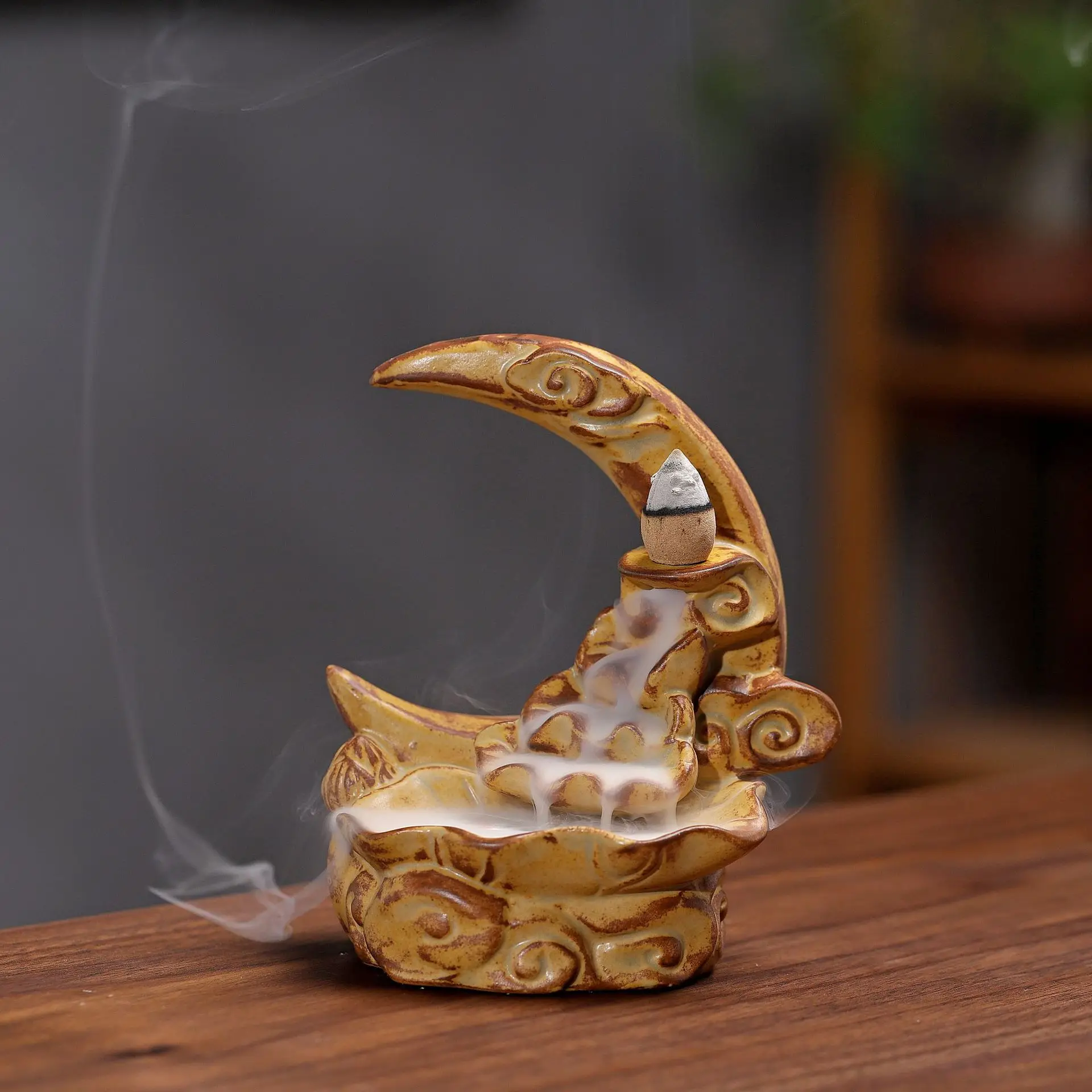 

The new moon flows back from both sides of the incense burner, and the fragrant incense burner is decorated with Zen ornaments.