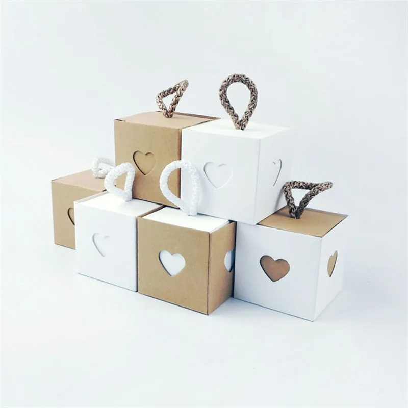 

Hollow out Love Christmas Candy Box Romantic Heart Vintage Kraft Gift Bag With handle Chic Wedding Favors Gift Box Supplies