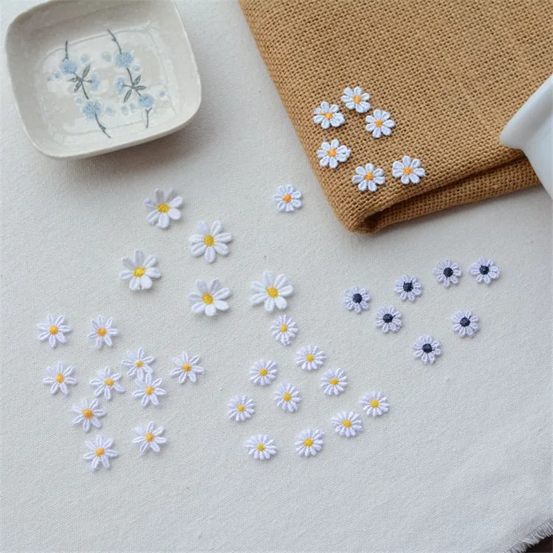 10pcs/lot Small Daisies Flower Patch Embroidery Sticker Sew on Patches for Clothing Applique Embroidery DIY Clothing Accessories