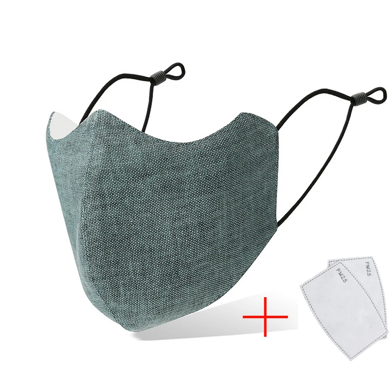 Un masque réutilisable en tissu porté par un modèle, illustrant le confort et l'ajustement.