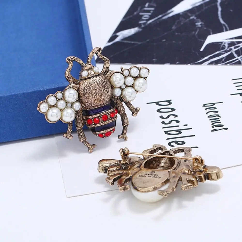 1Pc Bohemen Nieuwe Tendens Mode Imitatie Parels Rood/Witte Kleur Glas Bee Insect Broche Voor Vrouwen Statement Sieraden groothandel