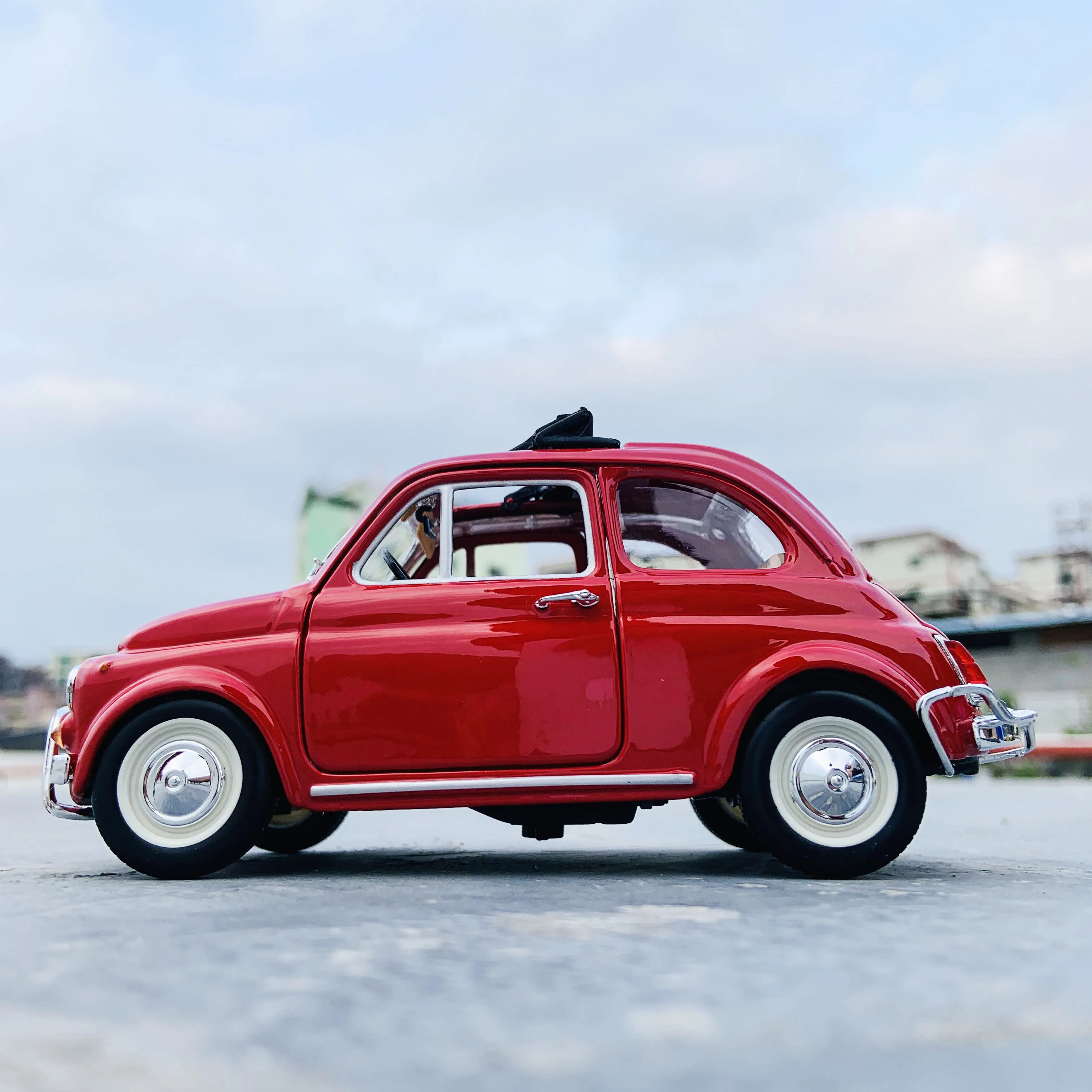 Модель автомобиля из сплава Bburago 1:24 1968 Fiat 500L декоративная коллекция игрушечные