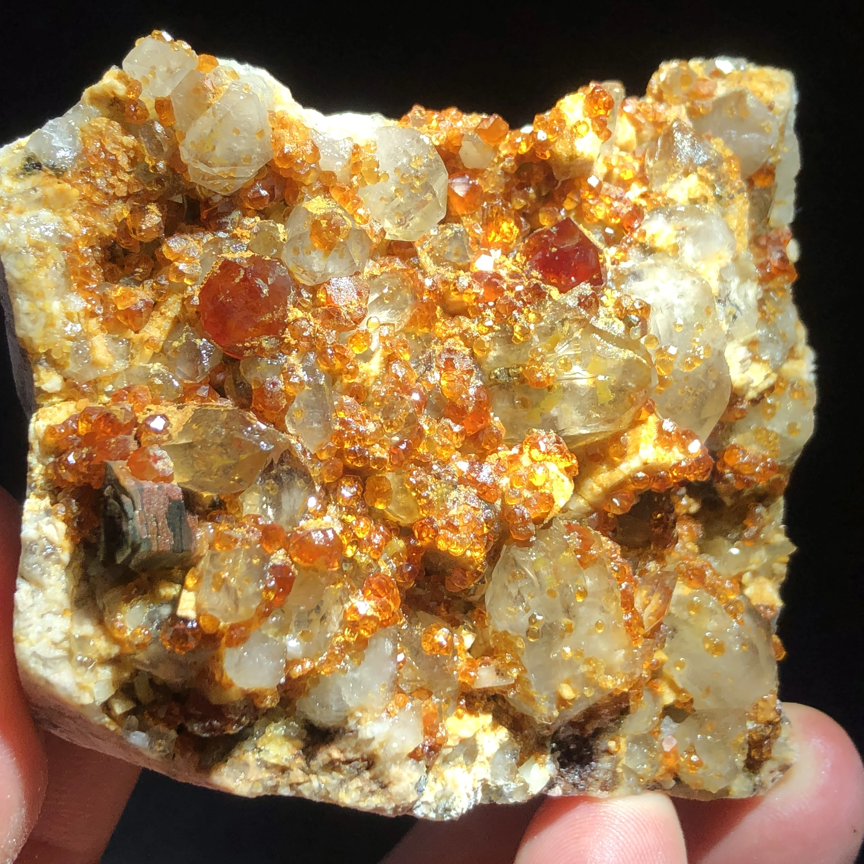 181 8 г. Редкий натуральный гранат кристалл Шестиугольная точка feldspar слюда латунь