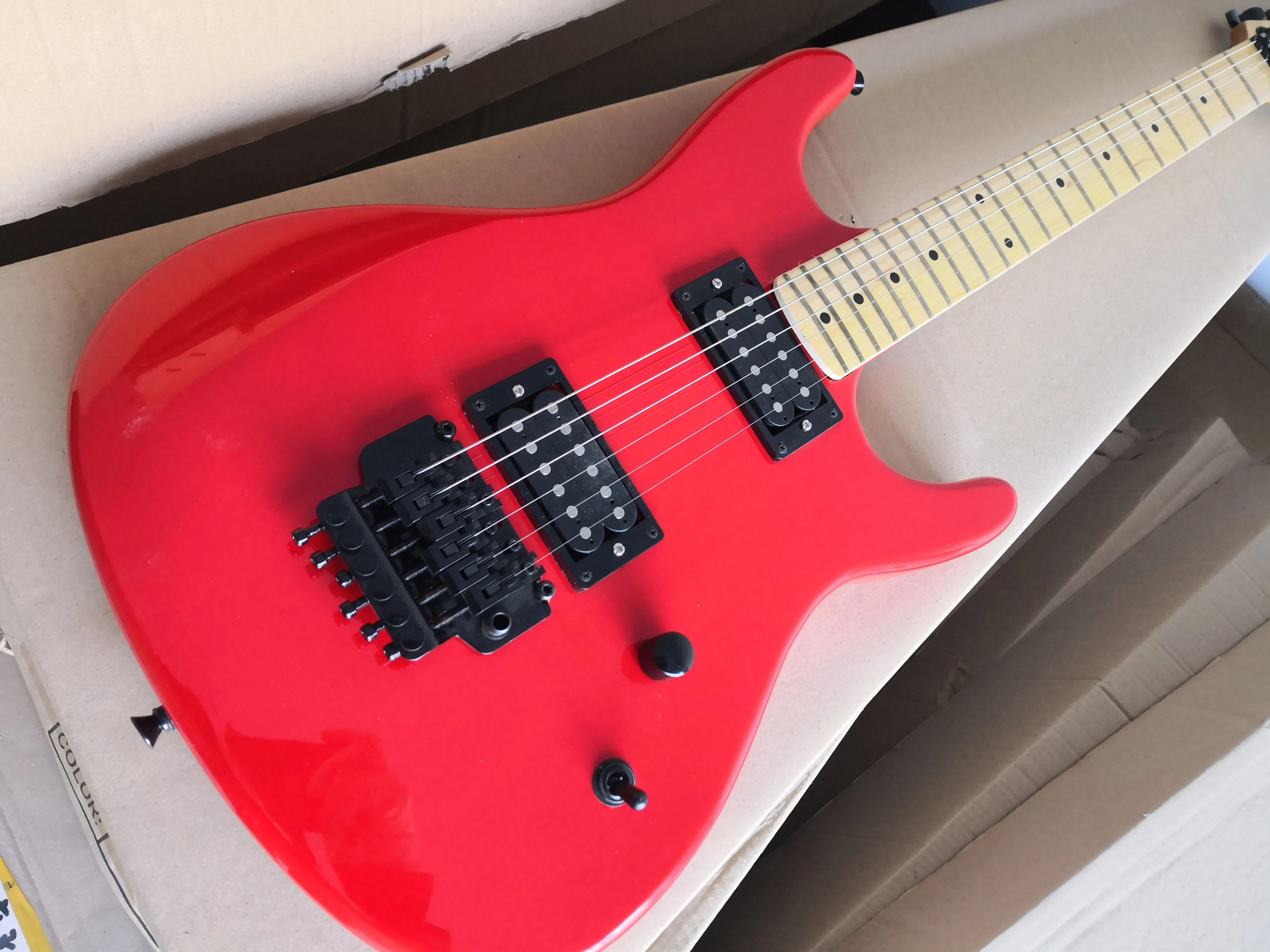 正規販売店舗 カスタマイズされた6弦エレキギター 赤いチャームギター Basswoodボディ メイプルネック トレモロブリッジ Hhピックアップ 黒のボタン オンライン Signature Johaness Com