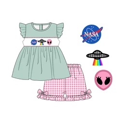 Verão meninas roupas verde manga curta topo e rosa xadrez shorts voador pires e estrangeiro bordado roupas da menina da criança