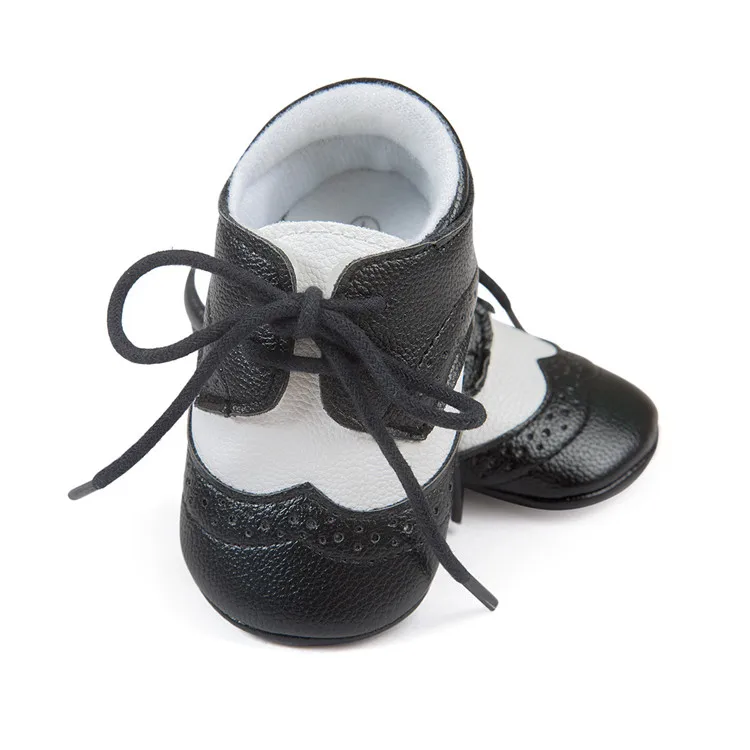 Обувь для маленьких мальчиков и девочек; однотонные кожаные туфли-оксфорды с мягкой резиновой подошвой; мокасины для малышей; обувь для новорожденных; обувь для первых шагов - Цвет: Black white