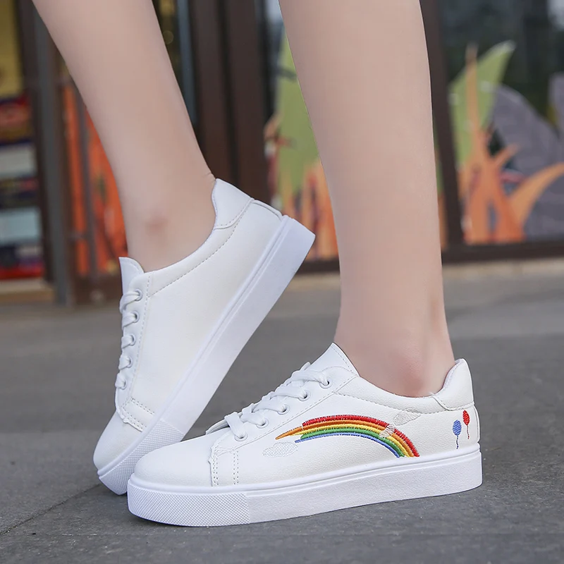 Модная женская повседневная обувь, кроссовки с вышивкой радуги, спортивные белые кожаные кроссовки на платформе, женские теннисные кроссовки moda mujer