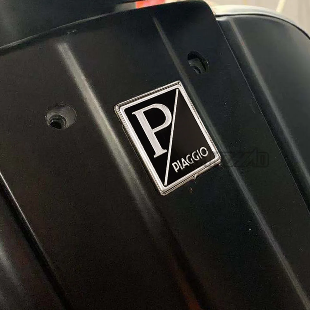 VESPA FRONT BADGE (2)