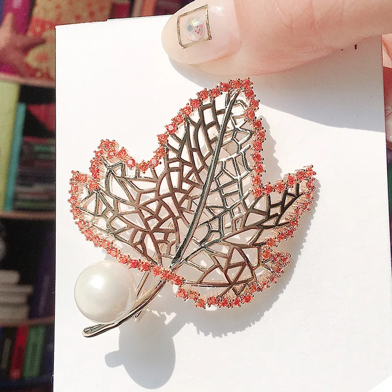 

New Arrival Natural Shell Pearl Brooches for Women Vintage Design Reddish Maple Leaf Hollow Pin Jewelry Zircon Femme Brooch