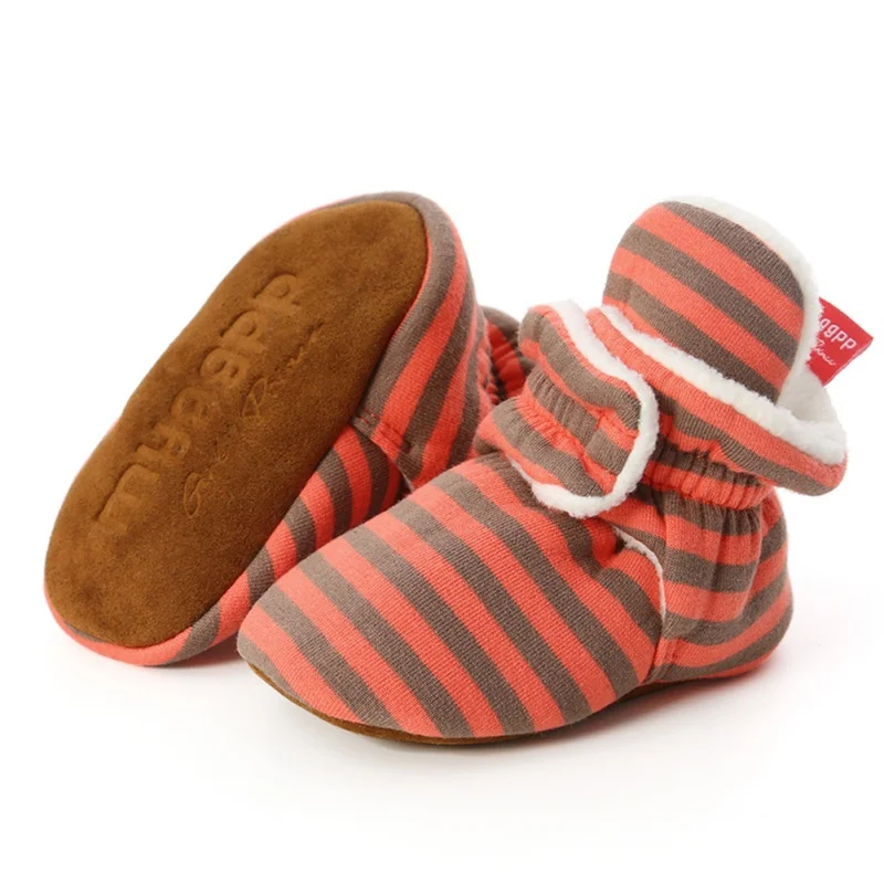 Детская обувь для малышей; теплые зимние пинетки из искусственного флиса; нескользящая обувь для новорожденных; обувь для малышей с буквенным принтом; зимние ботинки - Цвет: F
