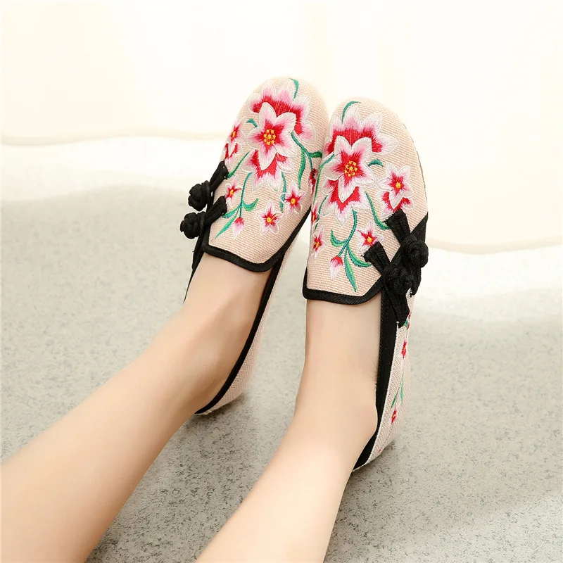 

Embroidery Cloth Shoes National Wind End Athletic Elevator Mom Shoes Woman Flat Sho