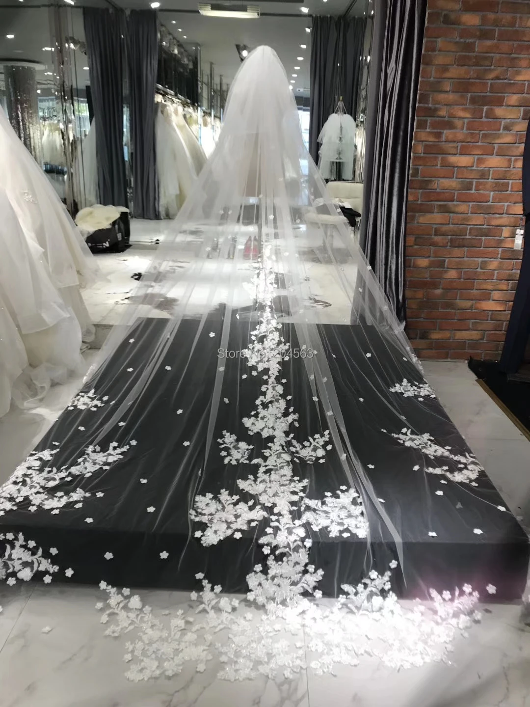 

Stunning Two-Layer Luxury Lace Wedding Veil with Flowers 3 Meters Wide 4 Meters Long Bridal Veils with Comb AX2019