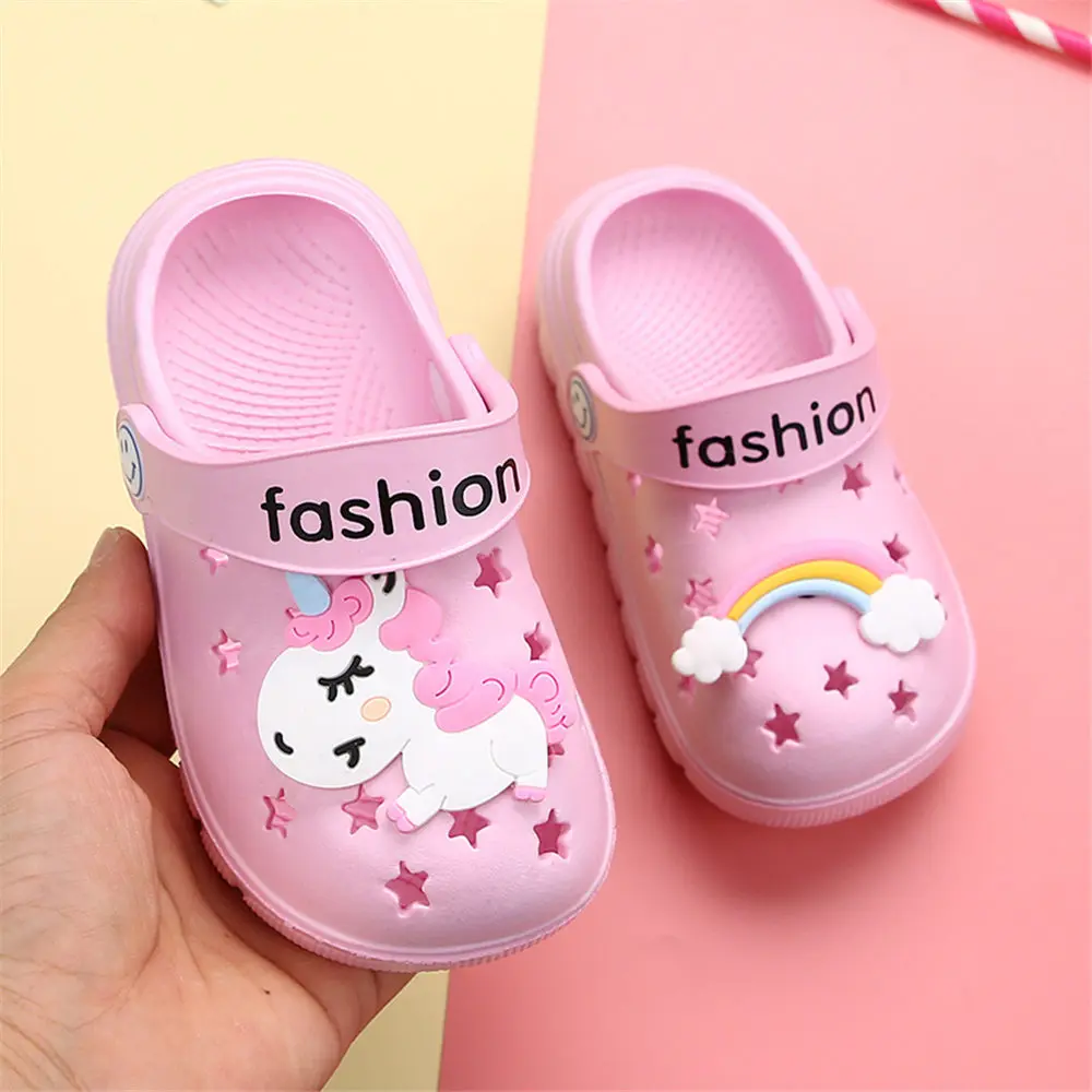 Тапочки с единорогом; обувь для маленьких мальчиков и девочек; летние закрытые тапочки для дома с изображением радуги; пляжные шлепанцы для плавания; детская садовая обувь - Цвет: Розовый