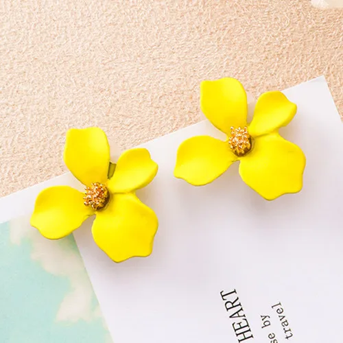 stud earrings Модные белые цветы серьги гиперболы темперамент жемчуг Цветы Серьги гвоздики для женщин ювелирные изделия аксессуары серьги - Окраска металла: stud earrings
