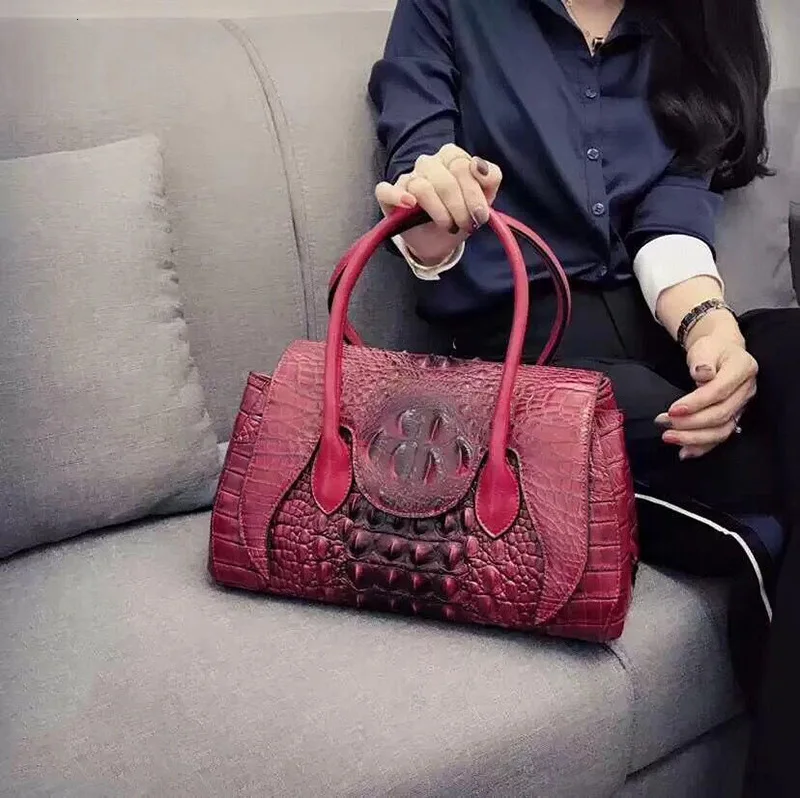 

Genuine Leather Crocodile Grain Handbag Woman Baotou Layer Cowhide Oblique Satchel Will Capacity Single Shoulder Package Tide