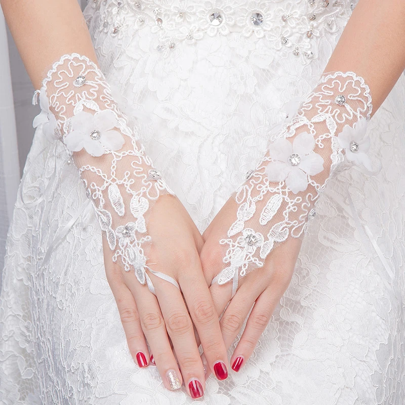 Дешевые женские свадебные короткие перчатки без пальцев белые кружевные перчатки блестящие стразы однотонные Цветочные Прозрачные Свадебные перчатки для невесты - Цвет: Белый