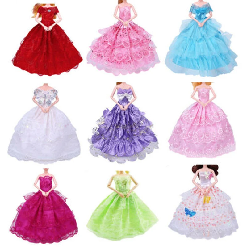 одежда для кукол барби. набор кукол дисней с одеждой. куколки с одеждой. платье для куклы эльзы. платья для кукол.