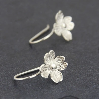 

UXN260 Simple S925 pure silver Crocheted earrings in the shape of silver flowers