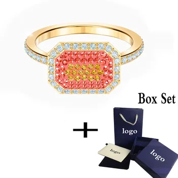 

The SWA 2020 summer new ring is inlaid with white crystals. This versatile design is the best accessory for everyday dressing.