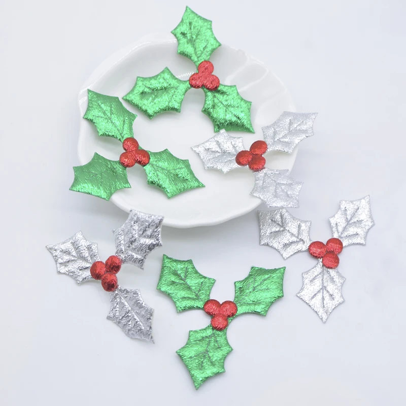 50 Stück 52 x 40 Holly Leaf und Red Berry Cloth Applikation für Weihnachtsbaum, Tischdekoration, Hut, Kopfbedeckung, Stick-on-Zubehör, Patches