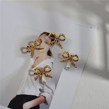 

2019 new autumn and winter Earrings women Retro temperament metal color exaggeration Bow Earrings advanced ear accessories