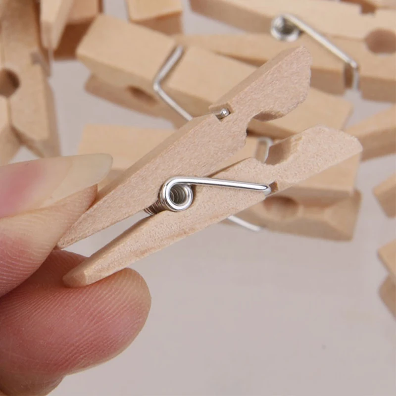 Прищепки для белья маленькие деревянные. Маленькие прищепки декоративные. Прищепка деревянная. Приспособление для сборки бельевых прищепки. Курок из прищепки.