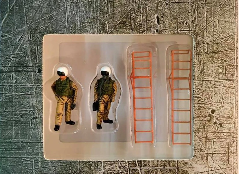 

Супер мини ПВХ фигурка 1 / 72 советских пилотов и лестница набор сцены