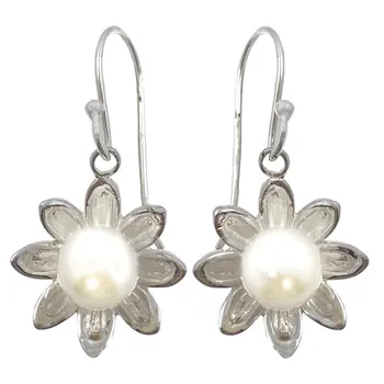 

Earrings made in silver with flower shape and embellished with cultured pearl in freshwater. Closure Hook.
