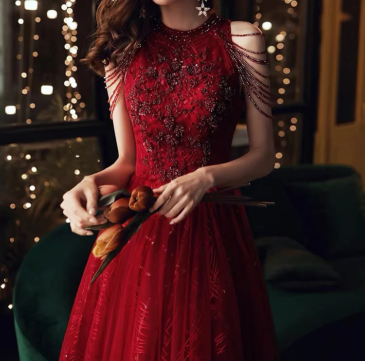 Бордовое вечернее платье с лямкой на шее блестками бусинами кисточками рукавах